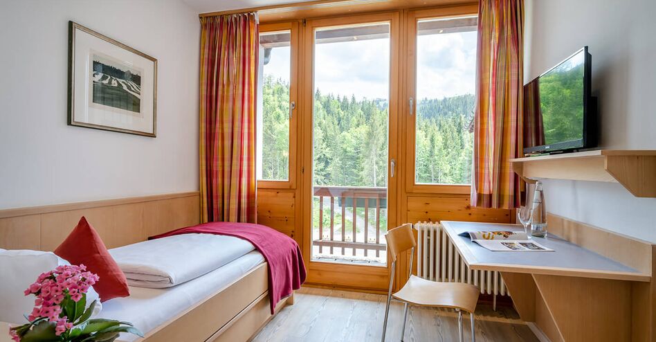 Berghotel Sudelfeld Bayrischzell Single room with one bed Balcony and mountain view Desk and chair TV on the wall