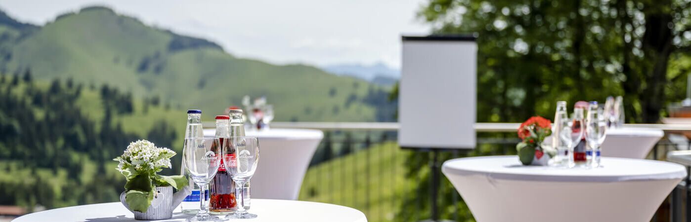 Berghotel Sudelfeld Bayrischzell Tagen mit Weitblick hier die Terrasse für die Seminarteilnehmer Leinwand Flipchart und Bistrotische mit Blick in die Bergwelt Sudelfeld